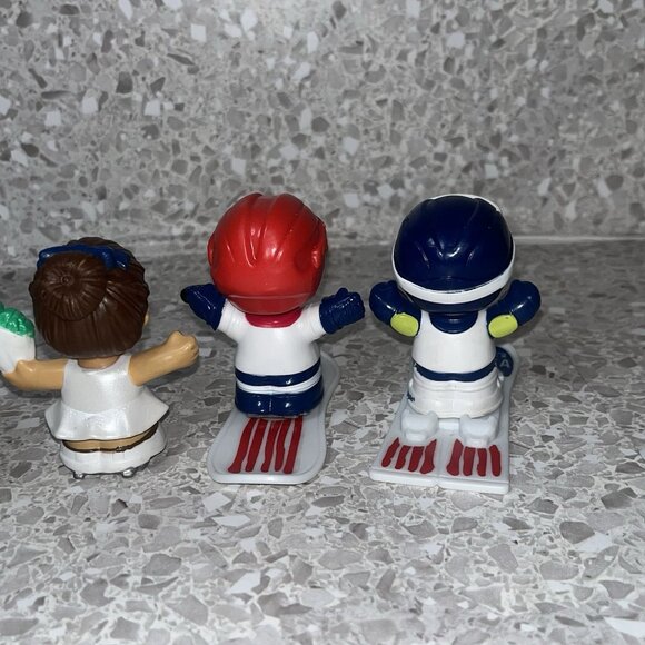 Fisher Price Little People 2022 Winter Olympics with Snowboards & Others Figures - Picture 9 of 11